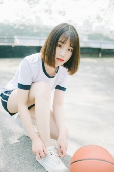 他缓慢而有力的撞着在车里视频